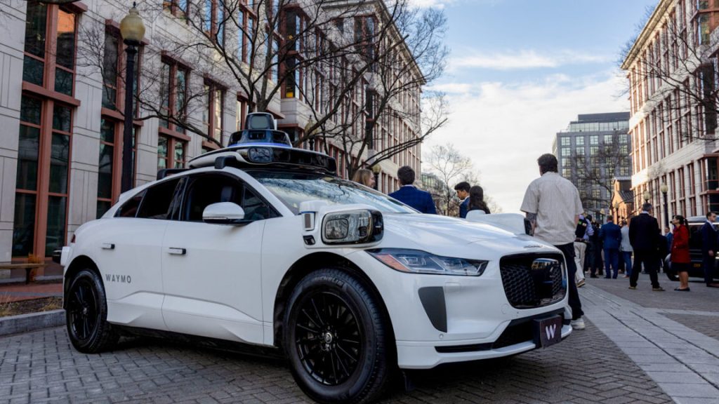 Waymo duplica gasto en cabildeo por taxis robóticos
